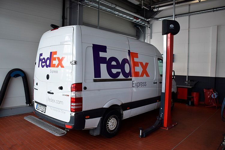 Mit zwei Transporterhebebühnen ist ABS für Flottenkunden wie den Paketdienst Fedex gerüstet. (Rosenow)