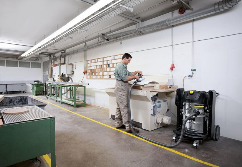 Um staubgemindertes Arbeiten in Betrieben des Tischler- und Schreinerhandwerkes zu gewährleisten, müssen Staub und Späne erfasst und abgesaugt werden. (Bild: Kärcher)