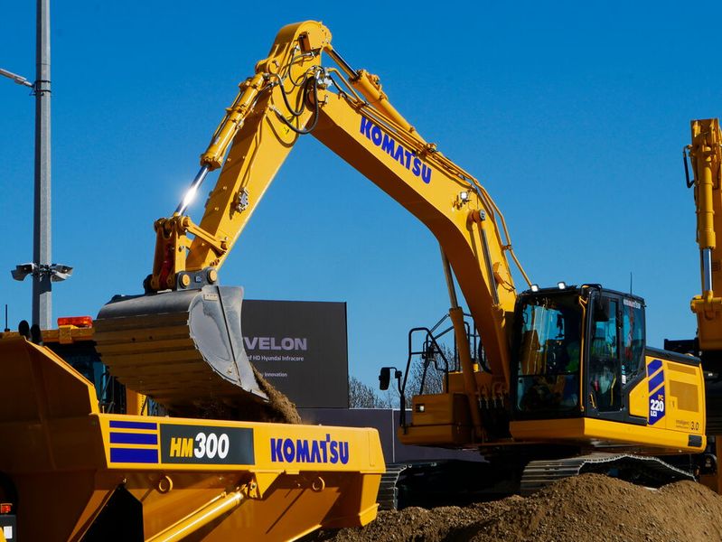 Komatsu Europe präsentierte auf dem Außengelände die brandneuen Baggermodelle PC220LC-12 und PC220LCi-12. Sie sind mit einem neuen 129 kW starken Motor von Komatsu ausgerüstet, sowie mit einem neuen elektronisch gesteuerten, hydrostatischen Antrieb. Das soll den Verbrauch um 18 Prozent senken. (Bild: Sandro Kipar/VCG)