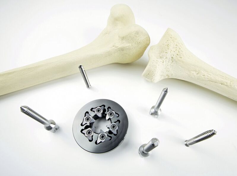 Eine typische Anwendung in der Medizintechnik ist das Wirbeln von Knochenschrauben.