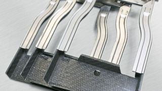 Mit einer neuartigen, industrietauglichen Fügezange, die am Fraunhofer-IWS entwickelt wurde, lassen sich hybride Leichtbaukonstruktionen aus Metall- und Kunststoffkomponenten nun mithilfe einer alternativen Montagemethode miteinander kombinieren. In Halle 19 präsentieren die IWS-Experten diese Neuheit auf der Hannover Messe 2019. (Fraunhofer-IWS)