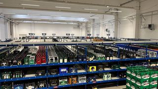 Im Rahmen der Leergutlogistik hat des der Einzelhandel mit einer steigenden Vielfalt an Gebinden zu tun. Wer nicht reagiert, leidet an Platznot und Stress. Die Experten von Logber haben aber einige Empfehlungen, wie man beim Leergut-Handling dennoch nicht zu verzweifeln braucht. (Bild: Logber)