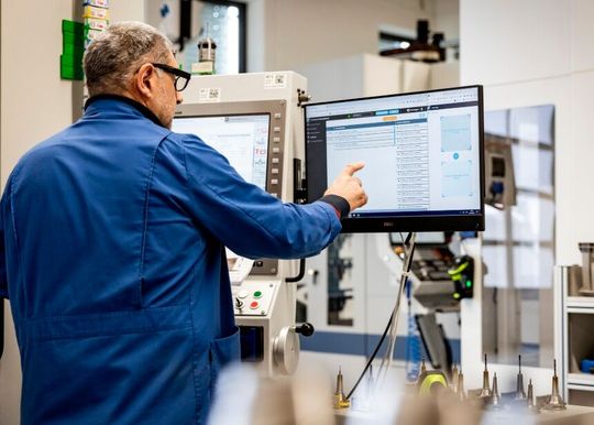 Das Münchener Unternehmen Evomecs hat seine speziell für Zerspanungsprozesse ausgelegte Software-Plattform jetzt mit der neuen Funktion namens „Batch Modus“ ausgerüstet. Erfahren Sie hier, was der Praktiker sich damit für Vorteile in Sachen CNC-Fertigung holt ...(Bild:  Evomecs)