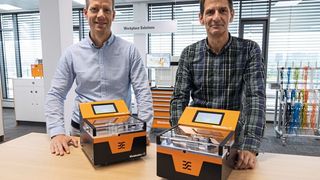 Holm Hänsgen (rechts) - Produkt Support Manager und Lars Brakemeier (links) - Strategischer Produktmanager mit dem Cutfix Pro (Weidmüller)