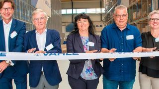 Einweihung des AKL: (v. l.) Mirko Becker, Projektleiter Jungheinrich, Achim Dries, CEO von Vahle, Joachim Krieger, Beiratsvorsitzender beiGroup, Elke Kappen, Bürgermeisterin von Kamen, Uwe Dieckmann, stellvertretender Betriebsratsvorsitzender bei Vahle, Kathrin Bacht, Gesellschafterin bei Vahle und Rüdiger Kuhn, Leiter Logistik bei Vahle. (Vahle)
