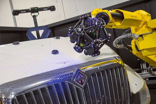 Durch die Kombination des Leistungsvermögens optischer und Blaulasertechnologie ist der Metra Scan 3D-R in der Lage, 3D-Scans sowohl bei glänzenden Oberflächen als auch Objekten mit wechselnder Reflektivität zu erstellen. Durch die Kombination des Leistungsvermögens optischer und Blaulasertechnologie ist der Metra Scan 3D-R in der Lage, 3D-Scans sowohl bei glänzenden Oberflächen als auch Objekten mit wechselnder Reflektivität zu erstellen.