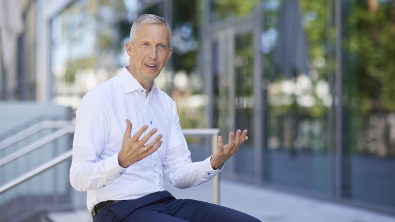 „Eine App ist schnell geschrieben. Ein Automatisierungssystem bleibt über Jahrzehnte am Markt, und dort kommt es auf Determinismus im Mikrosekundenbereich an“, sagt Rainer Brehm, President of Automation bei Siemens. (Bild:  Siemens)
