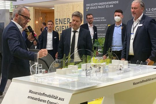 Man kennt sich: laut Habeck habe er schon seit 15 Jahren Kontakt zur Firma GP Joule und seinen Managern. (Bild:  GP Joule)