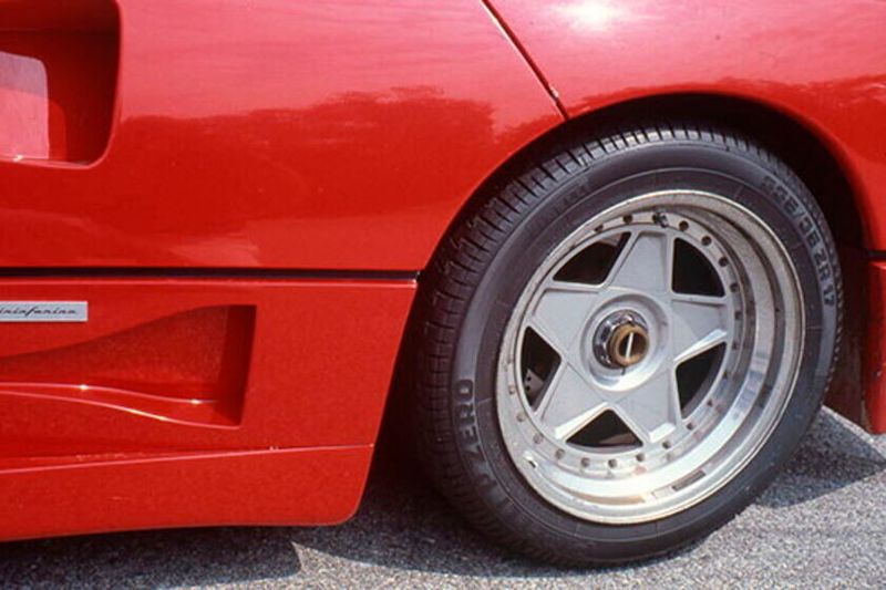 ...bzw. 335/35R17 an der Hinterachse. Aktueller Stückpreis: um die 600 Euro. (Bild: Pirelli)