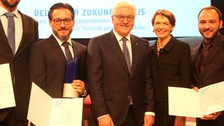 (v.l.n.r.) Dipl.-Inf. (FH) Sven Parusel, Prof. Dr.-Ing. Sami Haddadin, Bundespräsident Frank-Walter Steinmeier und Frau Elke Büdenbender, Dr. med. (Univ. Debrecen) Simon Haddadin (Deutscher Zukunftspreis)