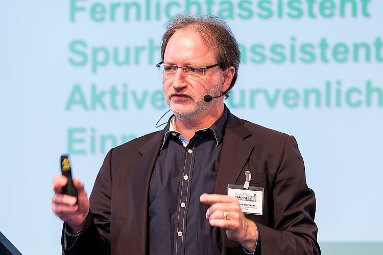 Jürgen Hofmann von Hella Gutmann zeigte in einer Live-Vorführung das Kalibrieren von Fahrerassistenzsystemen. (Stefan Bausewein)