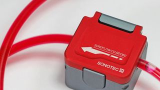 Der Clamp-On-Ultraschallsensor Sonoflow CO.56 vereint zwei Messtechniken in einem kompakten Gerät: Luftblasendetektion und Durchflussmessung. (Bild: Sonotec)