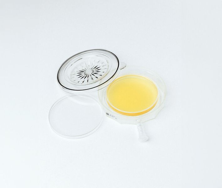 Das vereinfachte Handling dieses Agarplatten Systems reduziert Handschuheingriffe erheblich.  (Bild: Particle Measuring Systems)