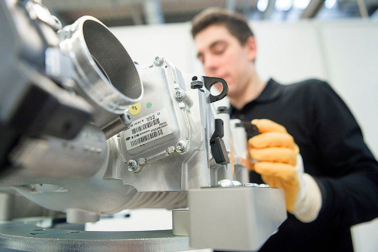 Die Techniker mussten daneben ihre Kompetenzen im Bereich der Instandsetzung unter Beweis stellen. (Foto: Audi)