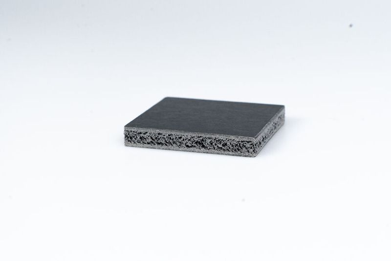 Cross-section of the sandwich component, clearly showing the foam core produced using the TSG process. (Image:Fraunhofer IMWS)