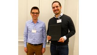 Dr. Pierre Stallforth vom Leibniz-Institut für Naturstoff-Forschung und Infektionsbiologie – Hans-Knöll-Institut (HKI) in Jena (rechts) bei der Preisübergabe durch den Vorsitzenden des Programmkomitees, Prof. Dr. Jörn Piel von der ETH Zürich (links). (Dechema)