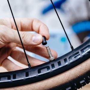 Um das Aufpumpen zu vereinfachen, bietet Schwalbe mit dem „Clik Valve“ ein neues Ventilsystem an. Der Pumpenkopf wird dabei einfach auf das Ventil geklickt. (Bild:  www.schwalbe.com | pd-f)
