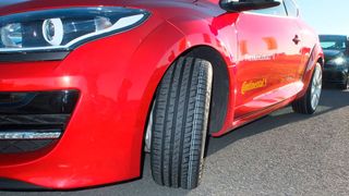 Gut gealtert: Mehr als fünf Jahre nach seinem Launch ist der Continental Premium-Contact 6 noch immer für Testsiege gut. (Bild: Rosenow/»kfz-betrieb«)