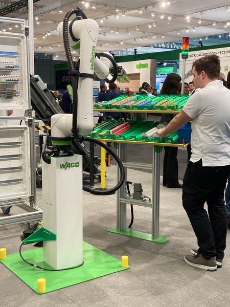 Potenzial im Schaltschrankbau: Der neue Cabinet Assembly Robot von Wago ... (Bild: Stefanie Michel)