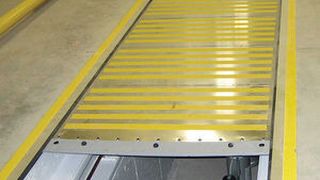 Mit Grubenabdeckungen die Risiken in den Betrieben minimieren: Begehbare Steelflex-Abdeckungen bieten optimalen Schutz und wartungsfreien Einsatz. Diese Abdeckungen schützen ebenso Maschinenbetten vor Beschädigung sowie Verschmutzung und dienen der Sicherheit des Bedienungspersonals. (Bild: Dynatect-Halltech)