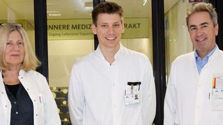Den Ursachen von RLS auf der Spur: v.l.: die Neurologin Birgit Högl, Erstautor David Haschka und Internist Günter Weiss. (MUI/D. Heidegger)