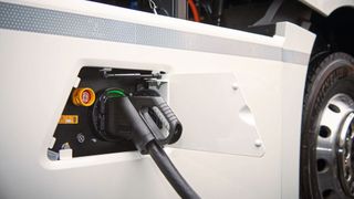 Die Politik soll ihre beim Autokrisengipfel angekündigte Unterstützung der E-Mobilität nicht auf die lange Bank schieben, fordert das Kfz-Gewerbe Bayern. (Bild: © Daimler Truck AG)