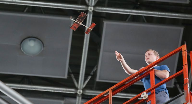 Rund 50 Studenten von fünf deutschen Universitäten verwandelten die Messehallen der Messe Düsseldorf in einen ungewöhnlichen Flughangar. Beim internationalen Wettbewerbs „Stahl fliegt“ brachten sie die unterschiedlichsten Flugobjekte aus Stahl zum Fliegen.  (Messe Düsseldorf)