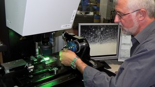 Eine hohe Produktqualität ist für Gotzeina unerlässlich. Im klimatisierten Feinmessraum werden die Messaufgaben von optischen Messmaschinen und der 3D-Multisensor-Messmaschine vollautomatisch gelöst. (Bild: Gotzeina Drehtechnik)