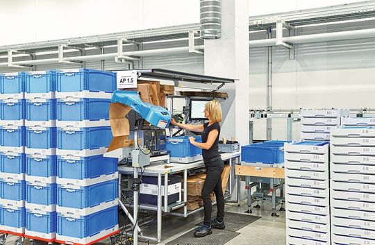 Die Klappbox Bito EQ ist wiederverwendbar, robust und reduziert zusammengeklappt ihren Platzbedarf um 75 Prozent. Die Klappbox Bito EQ ist wiederverwendbar, robust und reduziert zusammengeklappt ihren Platzbedarf um 75 Prozent.