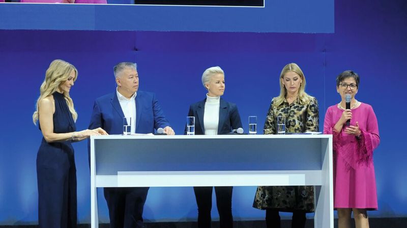 Zur Diskussion rund um Digitalisierung, KI und Fachkräftemangel in Autohäusern und Kfz-Werkstätten bat (v.l.) Moderatorin Petra Bindl den BIV-Vorstand Jeffrey Kilian sowie die Unternehmerinnen Belinda Erkner, Tessa Kramer-Biermann und Petra Wieseler. (Bild: Zietz – VCG)