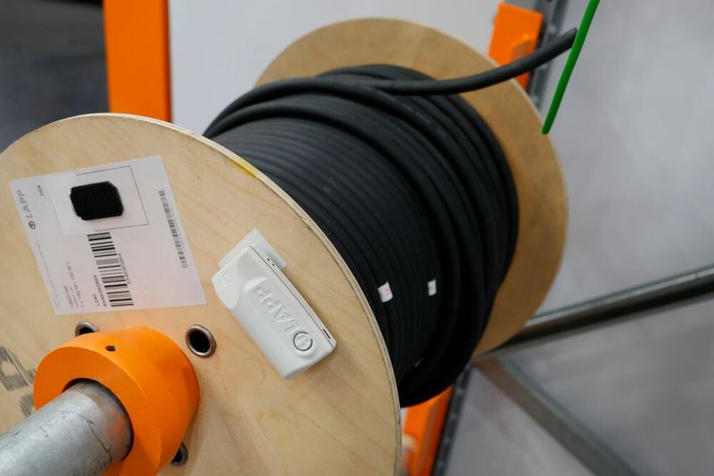 Wie viel Kabel ist eigentlich noch auf der Trommel? Mit händischer Buchführung kann es bei der Lagerbestimmung schnell zu Fehlern kommen. Lapp arbeitet nun an einem Sensor, der genau überwachen kann, wie viel Kabel noch auf der Trommel ist. Das Gerät kann die Daten an ein Dashboard senden, wo die verschiedenen Bestände übersichtlich aufgeführt und Nachschub automatisch bestellt werden kann. Der Sensor misst die Bestände anhand der Rotation der Trommel und den Eigenschaften des jeweiligen Kabels. Mit welchem Geschäftsmodell Lapp an den Markt gehen möchte, ist noch nicht sicher.  (Bild: Sandro Kipar/VCG)
