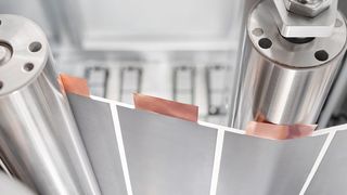 So sieht die Anlagentechnik für die Batteriezellenfertigung von Grob Werke aus. Zusammen mit Dürr will man eine bereits bestehende Kooperation für diesen Sektor weiterführen. Hier können Sie einen kleinen Einblick in die Ziele und bestehenden Projekte genießen ... (Bild: Grob Werke)