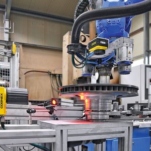 Bild 1: Ein Vision-System steuert das Handling der Bremsscheiben, ein weiteres Vision-System liest die auf dem Flansch der Bremsscheibe in umlaufender Klarschrift eingeprägten Daten, die für die Rückverfolgung nötig sind.