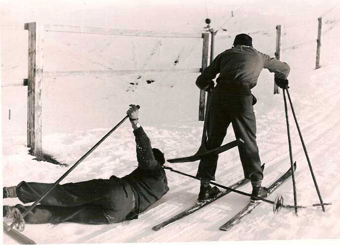 Anfangs war durch die Form des Bügel nur ein Passagier pro Bügel möglich, ein Skilehrer schlug dann vor, die  J-Bügel durch T- oder Anker-förmige Bügel  zu ersetzen, um doppelt so viele Skifahrer transportieren zu können. (Bild: gefunden auf www.skilift-nostalgie.ch/Jakob Schuler)
