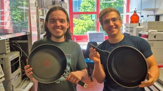 Christoph Fornacon-Wood (l.) und Prof. Dr. Alex Plajer der Universität Bayreuth haben mit Forschenden aus Berlin eine neue Klasse von fluorierten Polymeren hergestellt, die sich im Vergleich zu ihren Äquivalenten ohne Fluor 20-mal schneller zersetzen. (Bild: Universität Bayreuth)