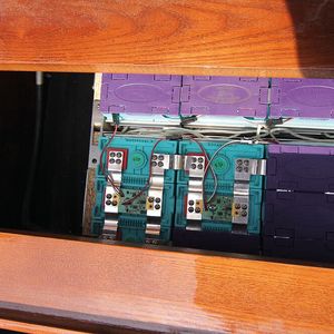 Unter der Sitzfläche verborgen: Balancer-Module auf den Akkupacks.(Bild:  Markus Kessler)