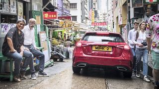 Der frühere Daimler-Vorstand Dieter Zetsche (hier mit Silicon-Valley-Ikone Guy Kawasaki in Hongkong) verzichtete bei offiziellen Terminen gerne auf die Krawatte und trug Sneaker. Damit setzte er ein Zeichen. (Bild: www.media.daimler.com)