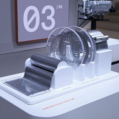 Der Einsatz amorpher Stähle im Stator ermöglicht eine deutliche Reduktion von Verlusten und steigert die Effizienz moderner Elektromotoren im Fahrzeugantrieb. (Bild: Horse Powertrain)