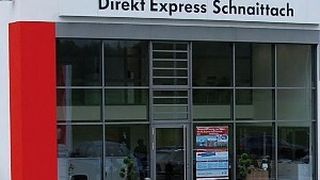 Der neue Direkt-Express liegt am Zubringer zur A9. Der rund sechs Meter hohe, weiß-rote Baukörper ist schon von Weitem zu sehen. Er soll die Autofahrer auf das Leistungsangebot des Schnellservice-Betriebs aufmerksam machen. (Foto: Rubbel)