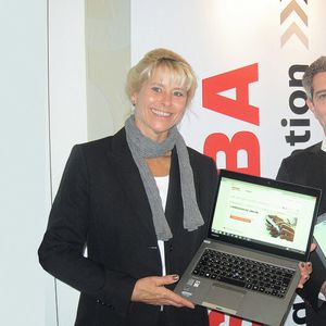 Gabriele Pohl, Vertriebschefin für das B2B-Geschäft in DACH und Dirk Thomaere, Business Unit Direktor B2B PC DACH, präsentieren die neuen Business-Notebooks von Toshiba.