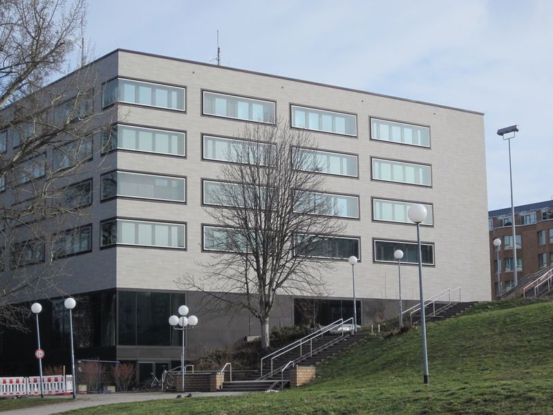 In der Landesverwaltung Baden-Württemberg wird derzeit die eAkte noch nicht eingesetzt. In einigen Ressorts ist die Dokumenten- und Schriftgutverwaltung mit digitalen Posteingang und -ausgang im Betrieb. In der Justiz ist die Einführung von „e-justice“ vorgesehen; damit werden in der Justiz Gerichtsakten künftig als eAkten geführt. Auch haben einige Fachverfahren, die in den Regierungspräsidien oder bei der Polizei eingesetzt werden, eine komplette elektronische Abbildung der Akte und der dazugehörigen Vorgänge. In der Kommunalverwaltung ist die eAkte in einigen Landratsämtern eingeführt. Die Landesverwaltung Baden-Württemberg plant, mit Blick auf die Verabschiedung des eGovernment-Gesetzes und der ab 2020 beabsichtigten Nutzung der eAkte eine Ausschreibung gemäß dem Fachkonzept eAkte durchzuführen. Die Planungen stehen unter dem Vorbehalt der Beauftragung durch den Ministerrat und der Freigabe der erforderlichen finanziellen Mittel. Ab Mitte 2017 soll mit der stufenweise Einführung der eAkte in einzelnen Behörden begonnen werden. (Innenministerium Baden-Württemberg)