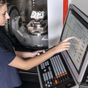 Mit der TNC7 können Anwender die Anzeige der Arbeitsbereiche nach Bedarf anpassen und Favoriten hinterlegen. So sind alle Informationen und Funktionen immer genau da, wo sie im jeweiligen Arbeitsschritt benötigt werden.(Bild:  Florian Stuerzenbaum)