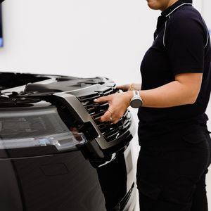 Das Projekt hat mehrere Branchenneuheiten hervorgebracht, darunter 100% geschlossenes Glas und ablösbare Elektronik, und beweist das Potenzial für den Einsatz in den aktuellen und zukünftigen Fahrzeugen von JLR.(Bild:  JLR)