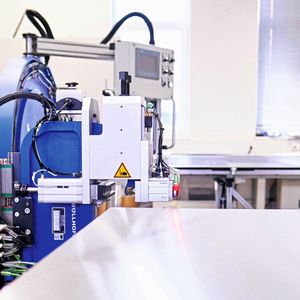 Für die wiederholgenaue Randverstärkung durch Nieten, hat inotec AP eine Klemmeinheit implementiert, die das Profil bei jedem Nietvorgang spannt und so das Blech sicher in Position hält.