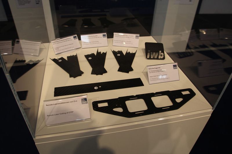 Das iwb zeigte unter anderem das Schneiden von CFK mittels Laserstrahl... (Bild: iwb)