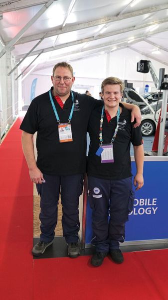 Dann konnte er mit seinem Trainer, dem deutschen Experten Jörg Stotz, nur noch auf die Ergebnisse warten. (Bild: Büttner – VCG)