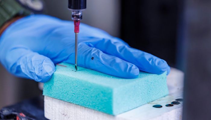 Das Team platziert 3D-gedruckte Streben in den Schaum. (Bild: Abbey Toronjo/Texas A&M University Division of Marketing & Communications)