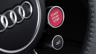 Audi hat seine Speerspitze, den R8, überarbeitet. Der Hochleistungssportwagen eignet sich aber für beide Welten: die Rennstrecke und die Straße. (Foto: Audi)