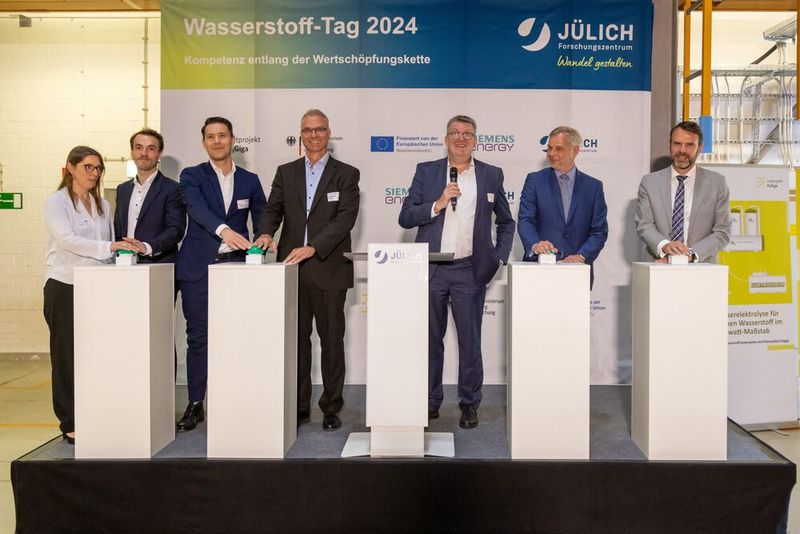 Foto (v.r.n.l.): Prof. Peter Jansens, Bereichsvorstand Energie des Forschungszentrums Jülich, Till Mansmann, der Innovationsbeauftragte „Grüner Wasserstoff“ des BMBF, Prof. Rüdiger A. Eichel, Institutsleiter (IET-1), Forschungszentrum Jülich, Dr. Peter Geskes, Vice President R&D and Product Management Electrolyzer System for Hydrogen Production, Siemens Energy, Rafael Oliveira, Vice President Finance, Sustainable Energy Systems Operations & Product Management, Siemens Energy.  (Bild: Forschungszentrum Jülich / Tobias Schlößer)