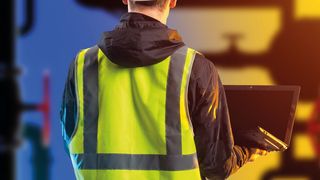 Mobiles arbeiten: Chemiearbeiter mit Notebook vor einer Rohrleitung.  (Bild: Grispb - stock.adobe.com)